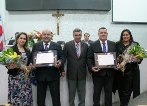 Homenageados recebem placa de "Honra ao Mérito" da Câmara de Suzano. Foto: Ricardo Bittner