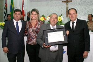 Pedrinho do Mercado recebendo o Título de Cidadão Suzanense ao lado da esposa, Neiva Belan. Foto: Ricardo Bittner