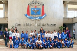 Alunos posam para foto durante visita à Câmara de Suzano. Foto: Ricardo Bittner
