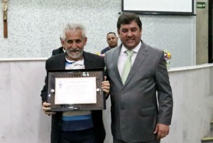 Abel de Lima recebe o Título de Cidadão Suzanense das mãos do presidente da Câmara, Denis Claudio da Silva, o filho do Pedrinho do Mercado. Foto: Ricardo Bittner