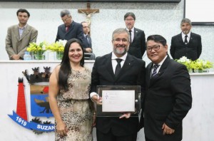 Major Castro, ao lado da esposa Érika, recebe o título do vereador Claudio Anzai. Foto: Ricardo Bittner