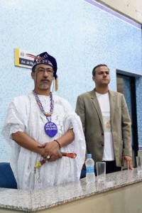 Mestre Yuna (à esquerda) e Airton José Silva (à direita) durante sessão solene de entrega das medalhas "Nelson Mandela" e "Antonio Marques Figueira" na Câmara de Suzano. Foto: Ricardo Bittner