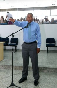 Suplente Edmilson Pau no Gato durante juramento de posse realizado na sessão extraordinária desta quarta (4). Foto: Ricardo Bittner