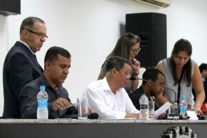 Vereadores da mesa diretiva durante a sessão extraordinária desta quarta (4). Foto: Ricardo Bittner