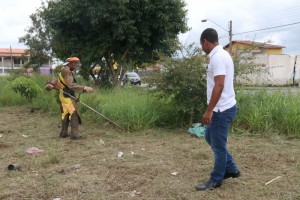 Funcionário realiza trabalho de limpeza no Parque Maria Helena, acompanhado pelo vereador Max do Futebol. Foto: Ricardo Bittner