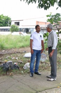 Vereador Max do Futebol conversa com morador durante vistoria no Parque Maria Helena. Foto: Ricardo Bittner