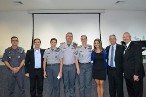 Vereadora Gerice Lione com comandantes da PM e deputados, em reunião no Copom. Foto: AI Gerice Lione