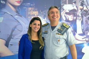 Gerice Lione com o comandante da PM Gambaroni. Foto: AI Gerice Lione