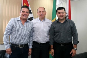 Vereador Leandro Alves de Faria, o Leandrinho, o gerente distrital do Aché Laboratórios, João Bosco Mesquita de Andrade e o prefeito Rodrigo Ashiuchi.  (Foto: Ricardo Bittner)