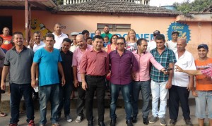 Vereadores e prefeito em reunião com moradores na Estrada do Caulim. Foto: Vivian Turcato
