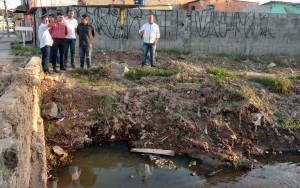 Vereadores e prefeito durante vistoria a córrego que foi desassoreado. Foto: Vivian Turcato