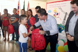 Vice-presidente da Câmara, vereador Leandrinho entrega kit do Programa EDP nas Escolas. Foto: Ricardo Bittner