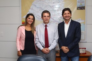 Vereadora Gerice Lione com o diretor geral da Artesp, Giovanne Pengue Filho, e o deputado estadual André do Prado, em reunião na Artesp