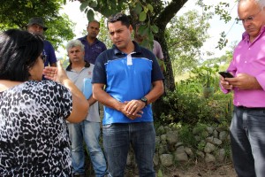 Rogério da Van durante reunião com moradores no Jardim Santa Inês. Foto: AI/Rogério da Van