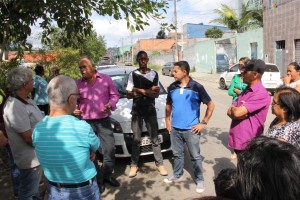Rogério da Van durante reunião com moradores no Jardim Santa Inês. Foto: AI/Rogério da Van