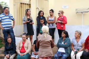 Vereadora Gerice Lione conversa com moradores do Jardim Dora. Foto: Ricardo Bittner