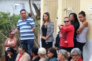 Vereadora Gerice Lione e secretário Netinho do Sindicato com moradores do Jardim Dora. Foto: Ricardo Bittner