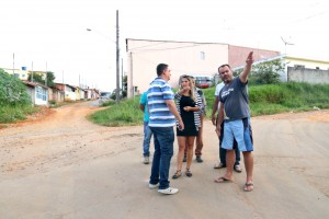 Vereadora Gerice Lione e secretário Netinho do Sindicato durante caminhada pelo bairro. Foto: Ricardo Bittner