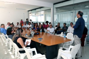 Descrição da imagem #PraCegoVer: vereadores e autoridades ao redor da mesa na sala de reuniões. Foto: Ricardo Bittner