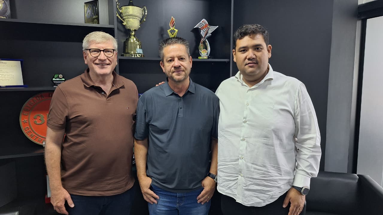 de pé, estão lado a lado, da esquerda para a direita, o secretário Samuel de Oliveira, o vereador Maizena e o prefeito Pedro Ishi.