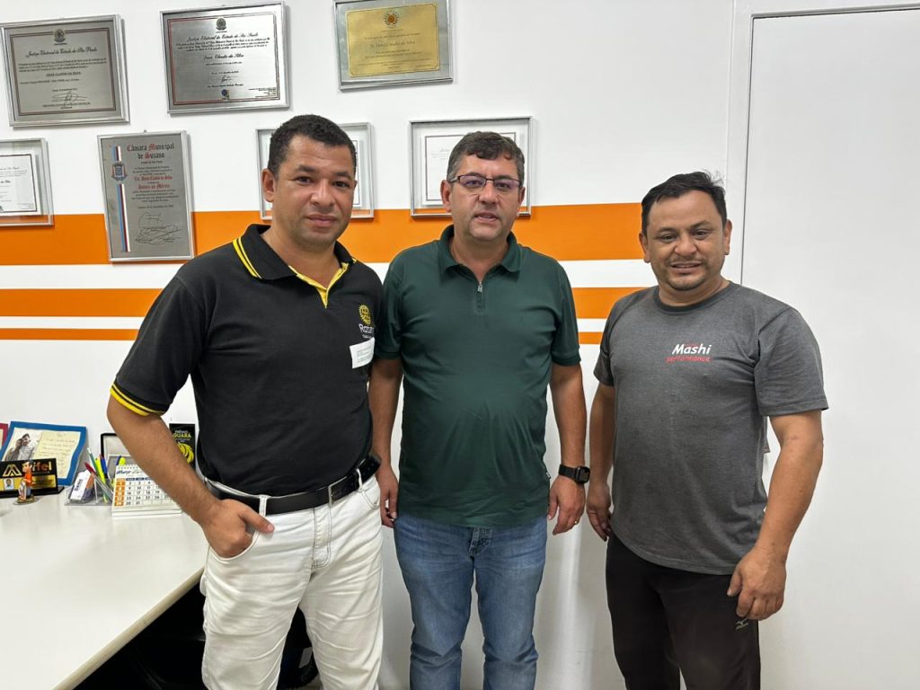 rotarianos Adnaldo Diniz (à esquerda da foto) e Eduardo Shiguetomi (à direita da foto) ladeiam o vereador Denis.