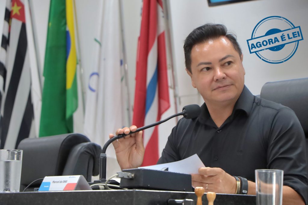 Vereador Marcel da ONG na Mesa Diretiva da Câmara. Ele usa uma camisa social preta.