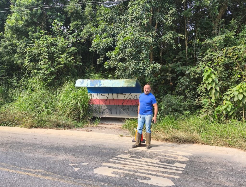 Vereador João Sabugo em frente ao ponto de ônibus da estrada dos Fernandes.