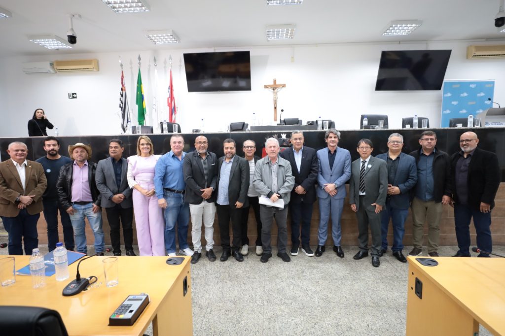 Deputados e vereadores presentes à audiência da Alesp em Suzano posam para foto no Plenário da Câmara.