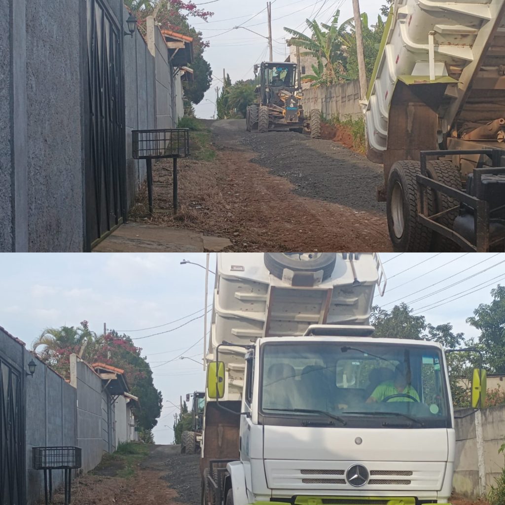 Duas fotos colocadas uma abaixo da outra mostram caminhões realizando o serviço de nivelamento e cascalhamento em rua de terra.