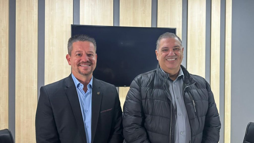 De pé, um ao lado do outro, estão o vereador Maizena e o secretário Claudinei Galo no estúdio da TV Câmara.
