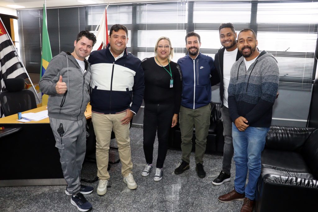 Prefeito Pedro Ishi (segundo à esquerda), presidente da associação Daniele de Lima Souza (terceira à esquerda) e vereador Marcio Malt (quarto à esquerda) e outros membros da associação.