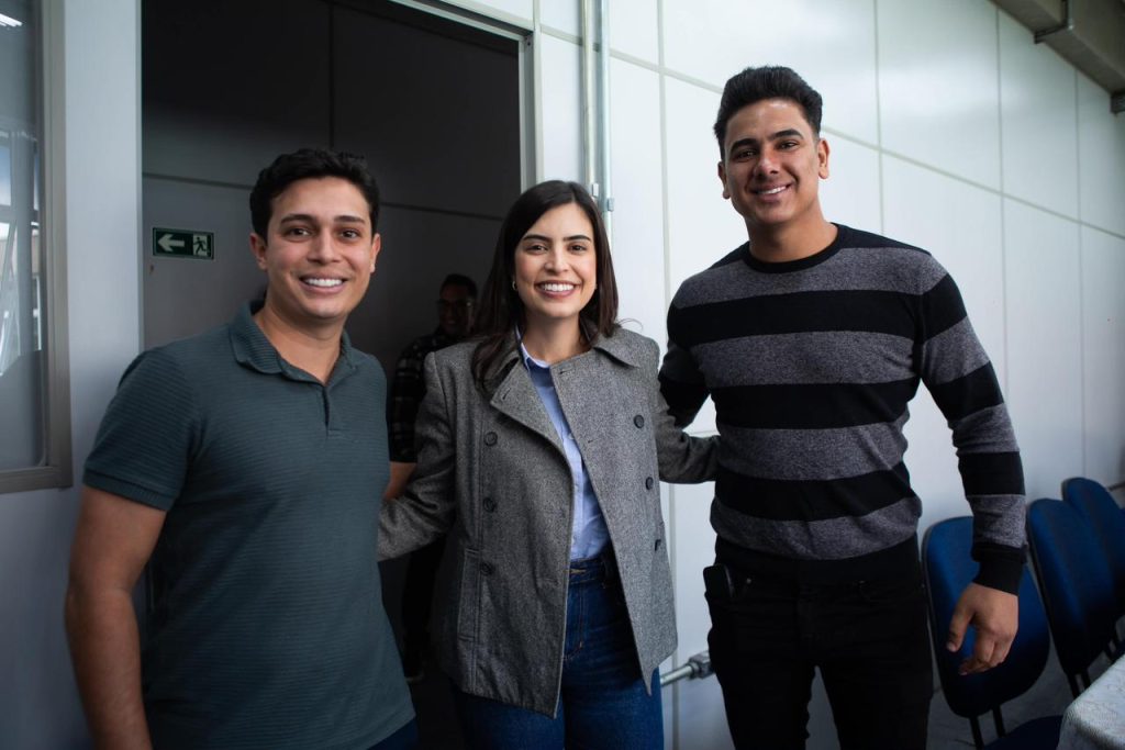 lado a lado, sorrindo para a foto, estão o assessor político Ruan Espin, a deputada federal Tabata Amaral e o vereador Rogerio Castilho.