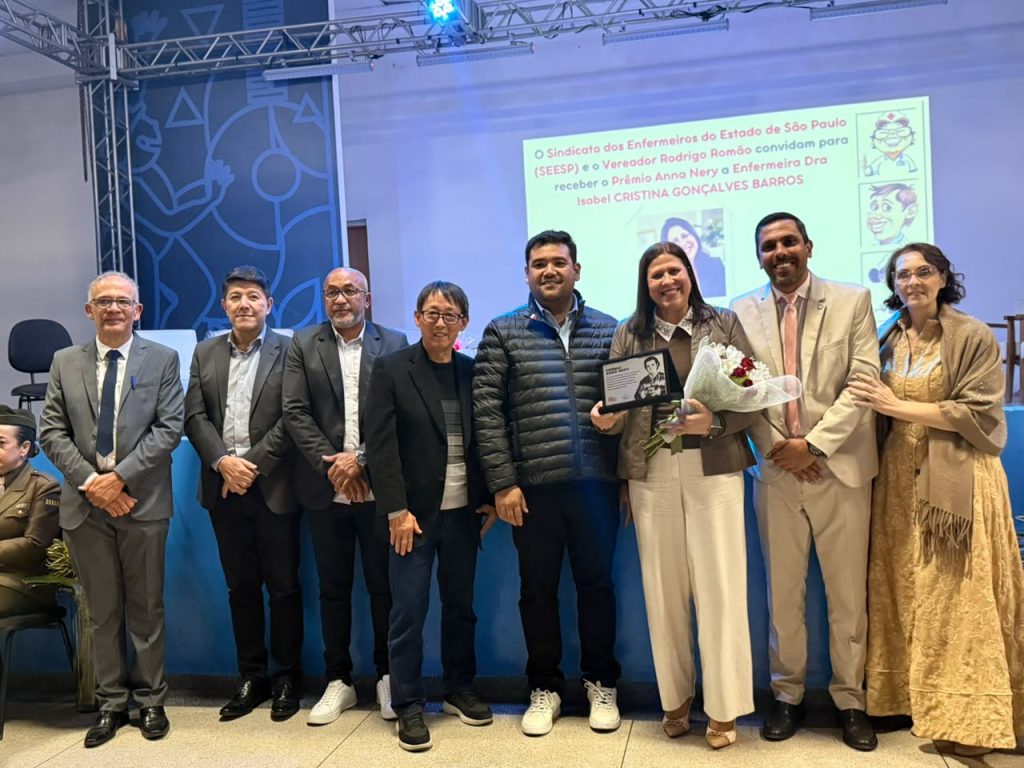 lado a lado, no palco do evento, estão, entre outras pessoas, o secretário de Saúde (2º à esquerda), os vereadores Josias Mineiro e Artur Takayama (3º e 4º à esquerda), prefeito Pedro Ishi (5º à esquerda) e vereador mogiano Rodrigo Romão (2º à direita).