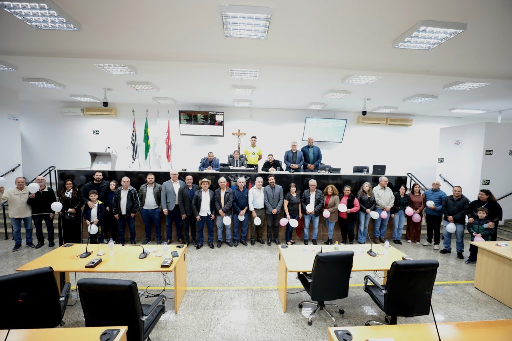 vereadores de Suzano posam para foto no Plenário da Câmara com familiares de Rafaella Marque da Silva.