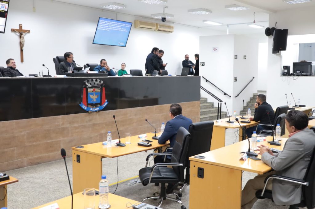 vereadores sentados atrás de suas mesas no Plenário e na Mesa Diretiva da Câmara.