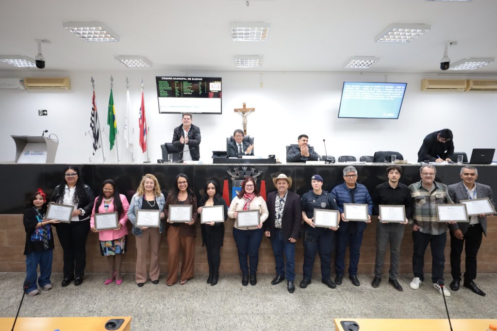 de pé, no Plenário da Câmara, integrantes da Cipa posam para foto segurando quadro com moção de aplausos recebida pelo vereador Zé Oliveira (ao centro, de chapéu).