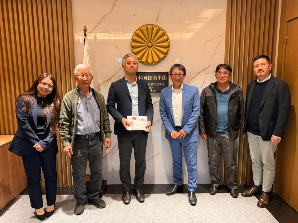 posam para a foto lado a lado, da esquerda para a direita, a vice-cônsul Yuka Nogami, o diretor cultural da Aceas Nikkey Yuji Yamagami, o cônsul-geral adjunto Jiro Takamoto, o vereador Artur Takayama, o presidente do Aceras Nikkey Carlos Hiraoka e o cônsul Daisuke Hattori.