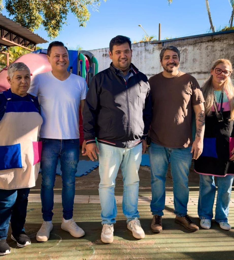 lado a lado, posam para foto vereador Marcel da ONG, prefeito Pedro Ishi e diretor Roverson Ferreira, ladeados por funcionárias da escola.
