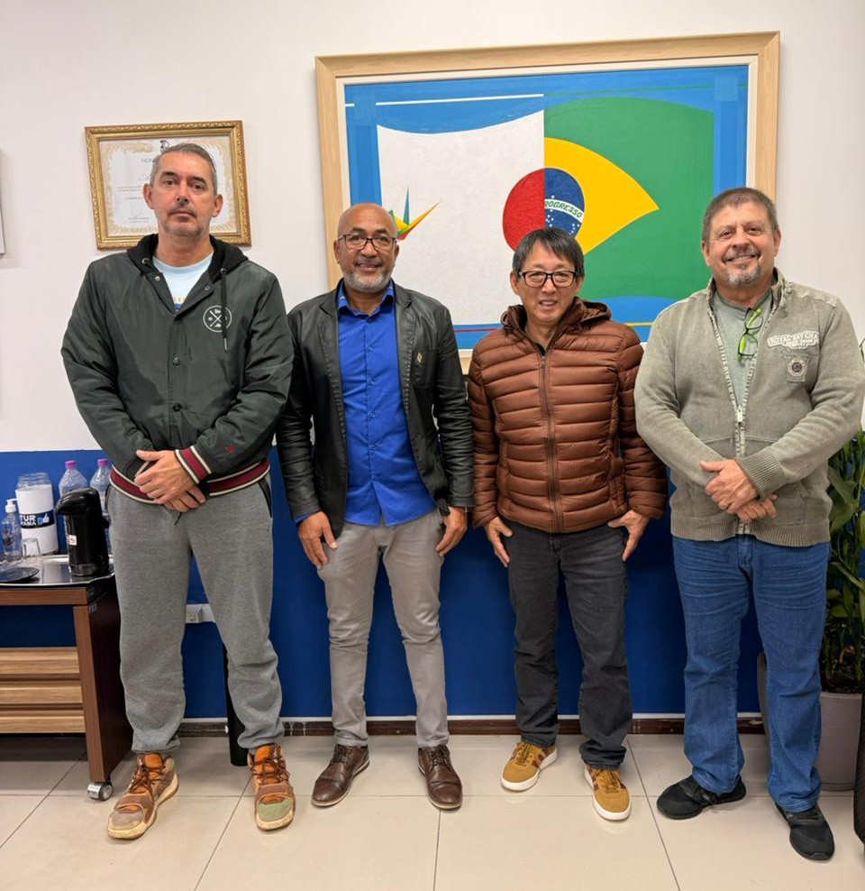 posam para foto lado a lado, da esquerda para a direita, Emerson Sanches, vereadores Josias Mineiro e Artur Takayama e Paulo Sabioni.
