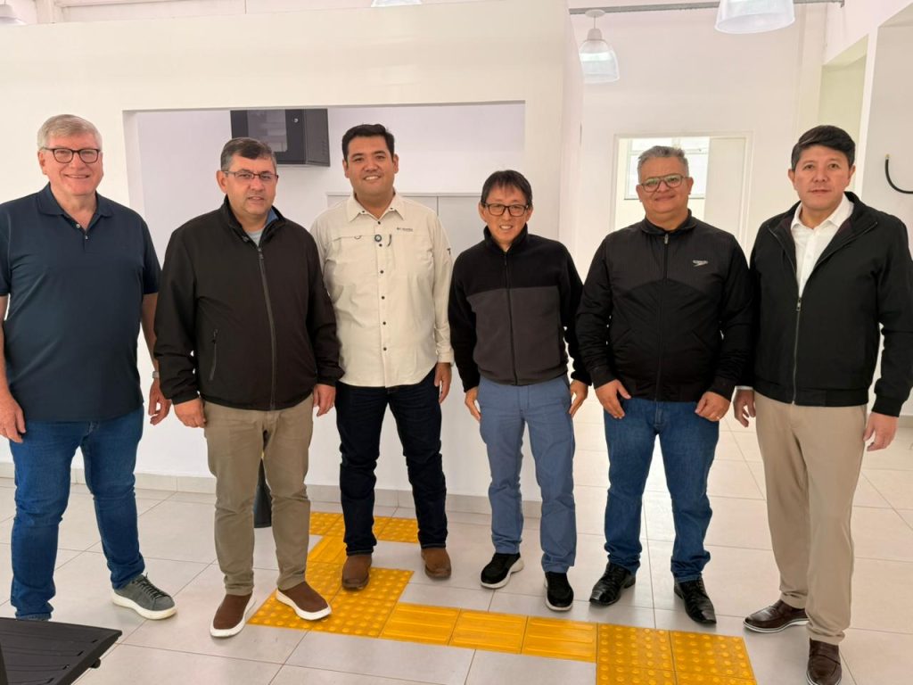 de pé, lado a lado, da esquerda para a direita, posam para foto: secretário Samuel de Oliveira, vereador Denis, prefeito Pedro Ishi, vereador Artur Takayama, vereador professor Edirlei e secretário William Harada.