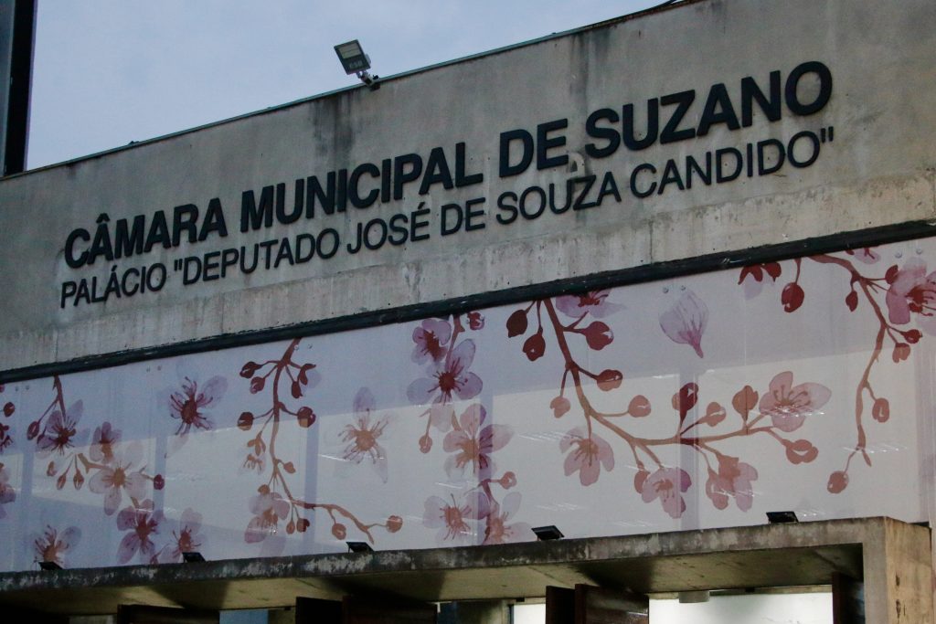 fachada da Câmara de Suzano, destacando o letreiro em alto relevo com o nome do Palácio Deputado José de Souza Candido.