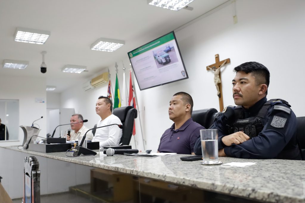 Na Mesa Diretiva, sentados de frente para o plenário, da esquerda para a direita: secretário de Segurança Cidadã Francisco Balbino, vereador Marcel da ONG, assessor estratégico Marcelo Miyasaki e comandante da GCM Rodrigo Kanashiro.